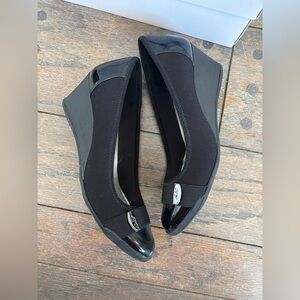 Anne Klein Elegant Black Patent Leather Wedge Shoes Size 7 Minimalist Workwear